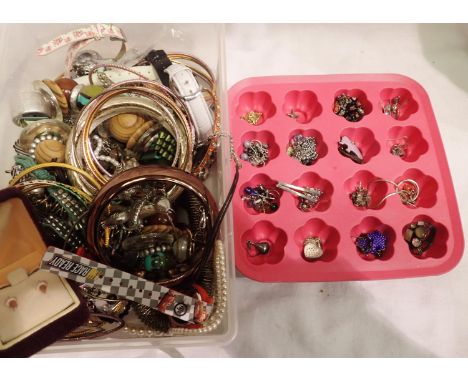 Mixed costume jewellery to include bangles. P&amp;P Group 1 (£14+VAT for the first lot and £1+VAT for subsequent lots) 