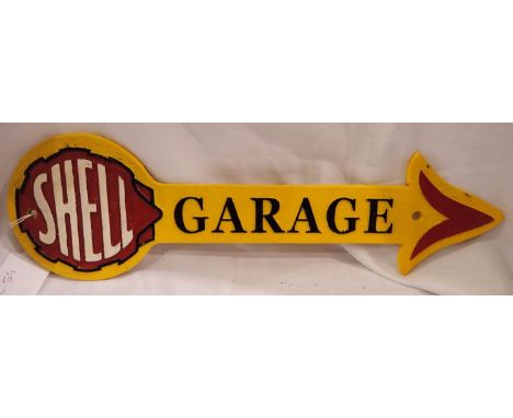 Cast iron Shell Garage arrow, W: 40 cm. P&amp;P Group 1 (£14+VAT for the first lot and £1+VAT for subsequent lots) 