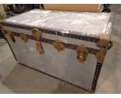 Brass bound metal shipping trunk, 100 x 50 x 60 cm. Not available for in-house P&amp;P 