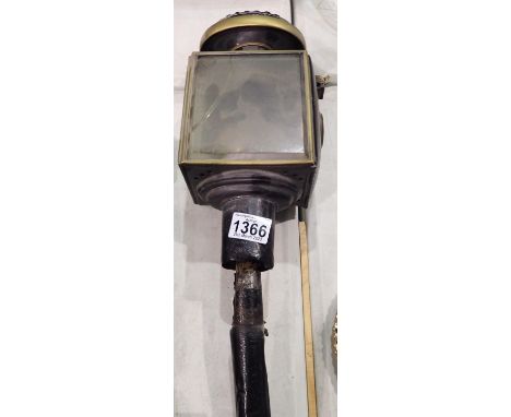 Single Victorian coaching lamp, H: 52 cm. Not available for in-house P&amp;P 