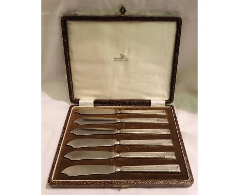 Cased set of six Walker &amp; Hall butter knives. P&amp;P Group 1 (£14+VAT for the first lot and £1+VAT for subsequent lots) 