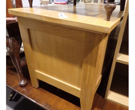 Light oak lift top blanket box, 100 x 48 x 50 cm H. Not available for in-house P&amp;P 