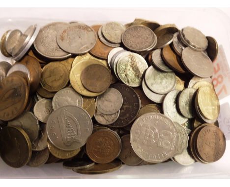 Mixed UK and world coins including silver. P&amp;P Group 1 (£14+VAT for the first lot and £1+VAT for subsequent lots) 