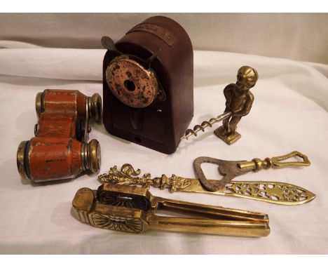 Collectables including vintage pencil sharpener. P&P Group 1 (£14+VAT for the first lot and £1+VAT for subsequent lots) 