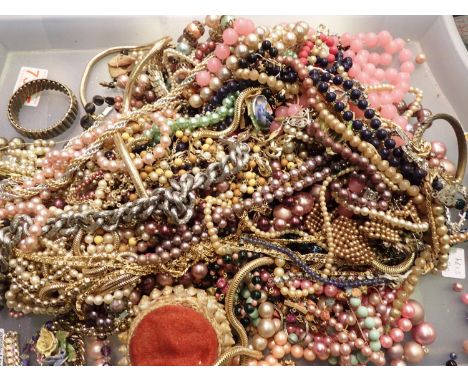 Quantity of mixed costume jewellery, mainly necklaces. P&amp;P Group 1 (£14+VAT for the first lot and £1+VAT for subsequent l