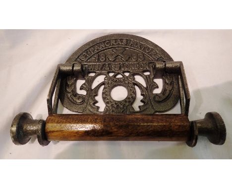 Cast iron St Pancras toilet roll holder, W: 18 cm. P&amp;P Group 1 (£14+VAT for the first lot and £1+VAT for subsequent lots)