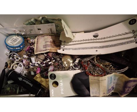 Quantity of mixed costume jewellery, watches, bank notes and mixed coins. P&amp;P Group 2 (£18+VAT for the first lot and £3+V