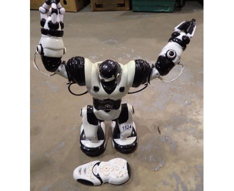 Remote control dancing robot, H: 37 cm. P&amp;P Group 3 (£25+VAT for the first lot and £5+VAT for subsequent lots) 