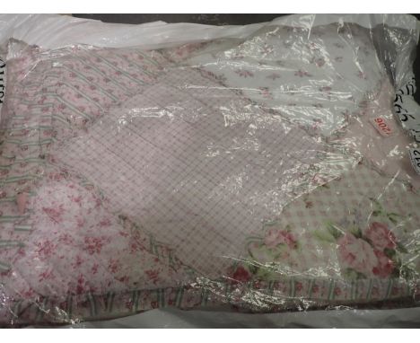 Dry cleaned pink patchwork quilt. P&amp;P Group 2 (£18+VAT for the first lot and £3+VAT for subsequent lots) 