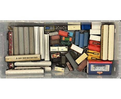 A large collection of OO gauge model railway rolling stock - comprising passenger coaches (including Pullman), box cars, frei