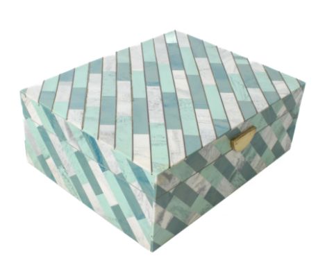 A vintage 1980s jewellery box containing a small collection of silver and costume jewellery - the box with alternate grey and
