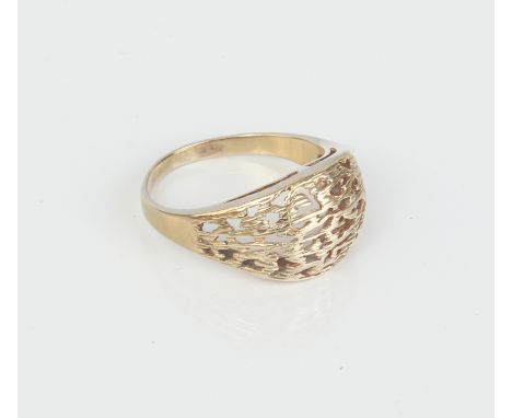 A vintage 9ct gold pierced bark-effect ring - marked '9CT', size M.