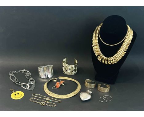A collection of costume jewellery - including a large silver plated heart pendant; a modernist style white metal necklace; a 