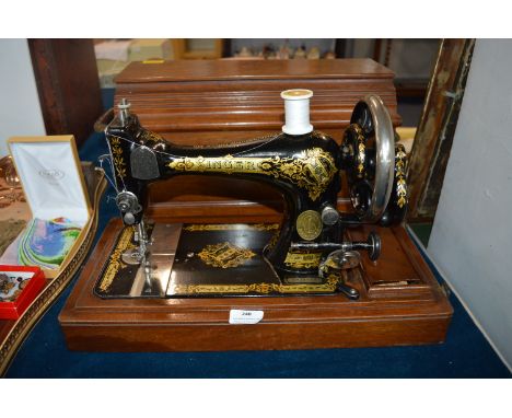 Singer Manual Sewing Machine with Case 