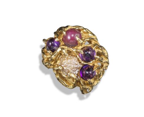 A yellow gold stylised tendril ring, mounted with four amethyst cabochons and a baroque pearl, signed 'KING', size Q