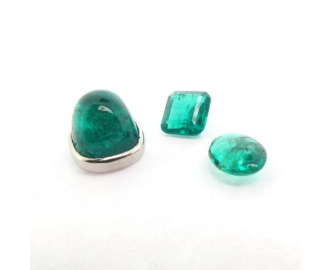 A square-shaped unset emerald, an oval-shaped unset emerald and a mounted sugarloaf emerald, 0.81 and 0.98cts