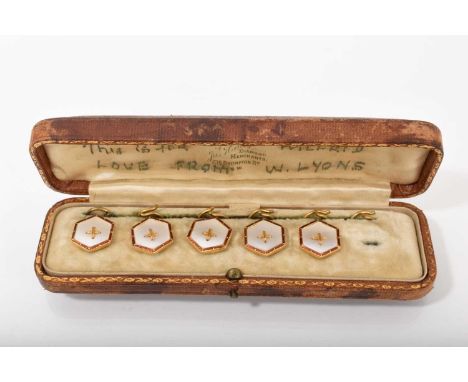 Five Edwardian 18ct gold and red enamel dress studs with mother of pearl panels in fitted case (one missing)