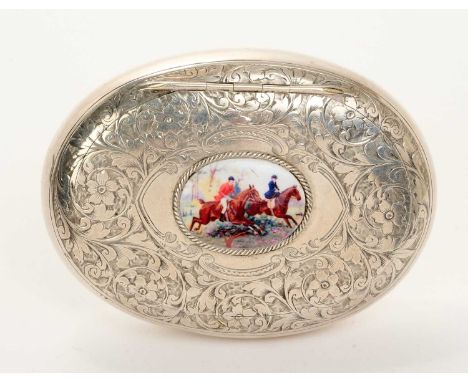 Edwardian silver table snuff box of oval form, with engraved foliate decoration and squeeze opening cover, mounted with an en