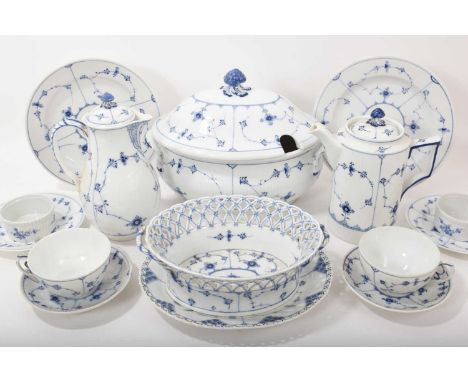 Extensive collection of Royal Copenhagen onion pattern tablewares, including dinner plates, side plates, tureens, cups, sauce