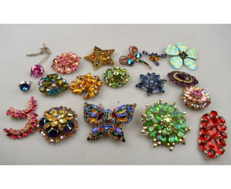 A quantity of multi-coloured vintage paste brooches including large butterfly, dragonfly, flowers etc