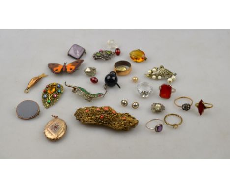 A quantity of vintage jewellery including enamelled butterfly, paste set lizard, paste set Art Deco flower brooch etc