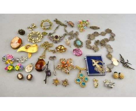 A collection of vintage paste items including brooches, pendants, earrings etc, to/w necklace and bracelet formed of various 