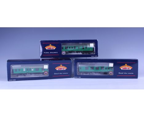Sixteen Bachmann Branch-Line gauge OO BR coaches in Southern green, including a No. 39-228 brake/corridor composite, a No. 39