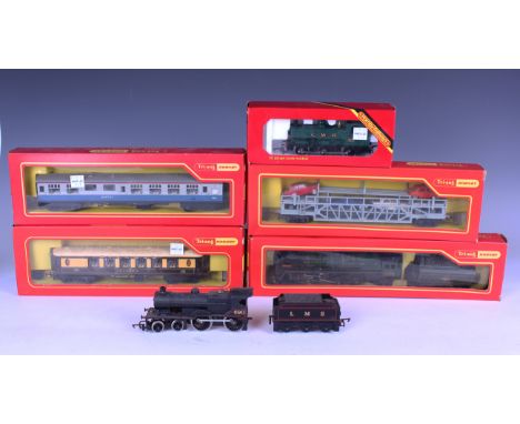 A collection of Tri-ang Hornby gauge OO railway items, including two R.152 diesel shunters, an R.2595 locomotive 'Britannia' 