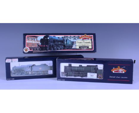 Three Bachmann Branch Line gauge OO locomotives and tenders, comprising No. 32-153 N Class in lined Southern green, No. 31-40