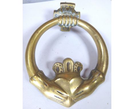 Brass door knocker with claddagh decoration D: 11 cm 