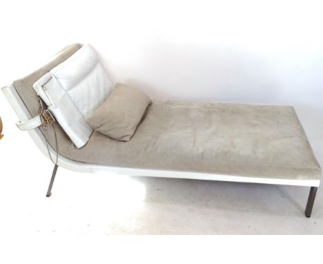 A Minotti Carnaby daybed/chaise longue, in white leather and beige suede leather, with pockets and cushions, designed by Anne