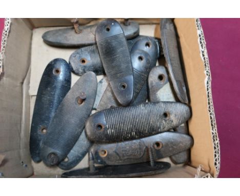 Box of fourteen various assorted vintage horn butt plates 