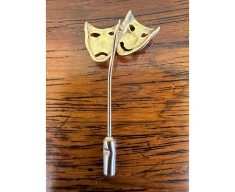 GOLD STICK PIN DEPICTING COMEDY AND TRAGEDY, APPROX WEIGHT 2.2g

 