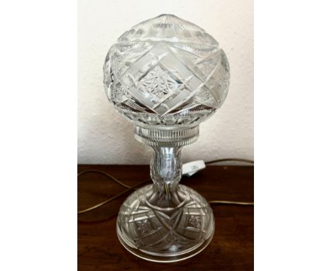 CUT GLASS AND GLOBE SHADE TABLE LAMP, APPROX 34cm HIGH

 