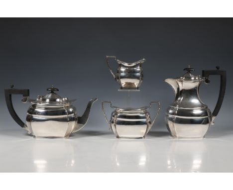 Engeland, vierdelig thee- en koffieservies, ovaal gebold model met gecontourneerde randen, bestaande uit theepot en koffiepot