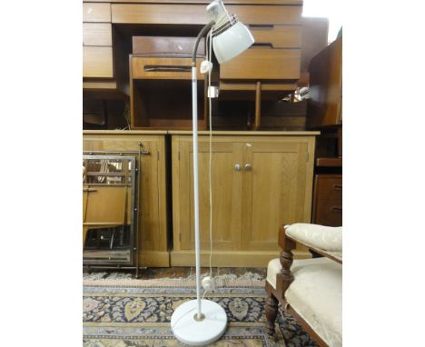 Vintage freestanding floor lamp in white together with a further similar desk lamp (2)