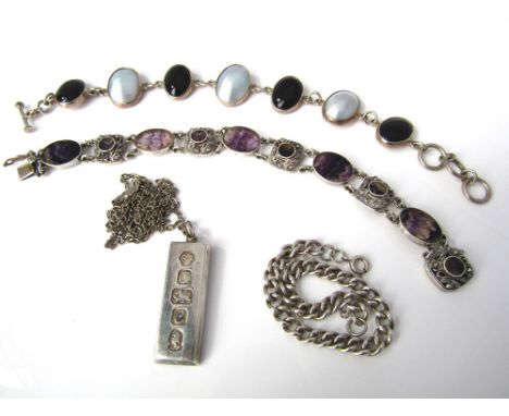 Four pieces of sterling silver jewellery to include a curb link bracelet, an ingot pendant with link chain, a 1970s moss agat