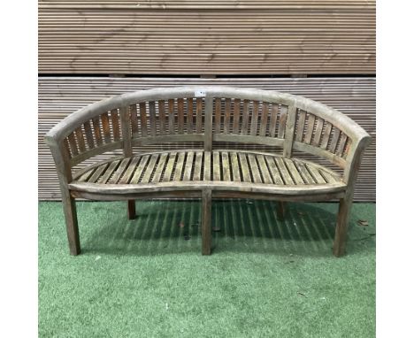 Teak serpentine curved garden benchDimensions: Height:&nbsp;85cm&nbsp; Length/Width:&nbsp;160cm&nbsp; Depth/Diameter:&nbsp;60