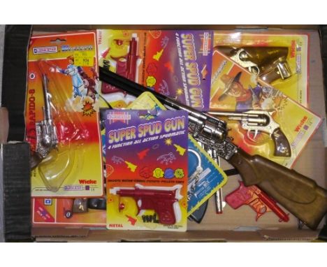 Lonestar Toy Cap and Pellet Guns, A group of vintage and modern style guns including Western Revolvers  (0424, 0454, 0362), 0