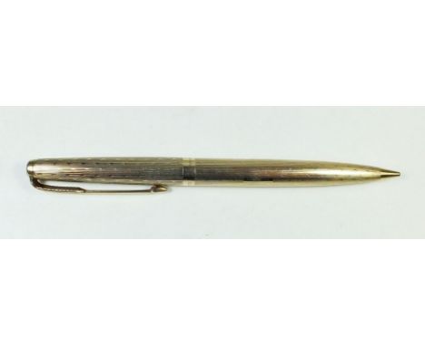 A 9 carat gold Parker propelling pencil with engine turned decoration - London 1964 - 12.6cm