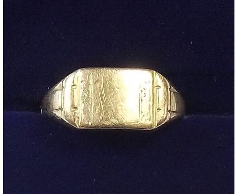 A 9 carat gold signet ring - size I 1/2 - 4.8g