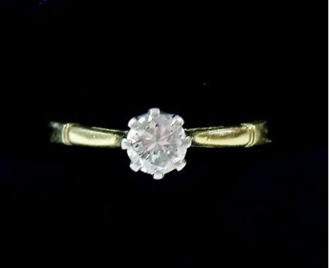 An 18 carat gold diamond solitaire ring - unmarked - size N - 3.4g