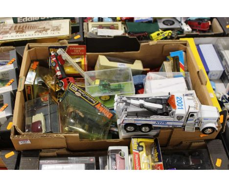 A tray of loose and boxed modern issue diecast, to include Siku DL30 fire engine, Corgi Classics Morris Minor convertible etc