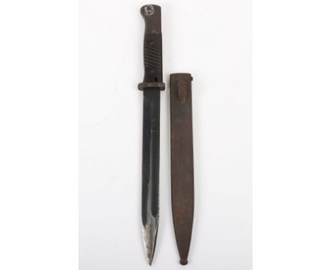 WW2 German K98 Combat Bayonet, with two piece grips, steel eagle pommel top with waffen-amt stamps to the top. Housed in its 