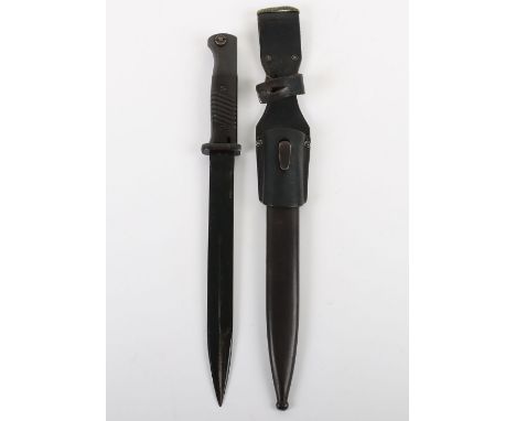 WW2 German K98 Combat Bayonet, with two piece grips, steel eagle pommel top with waffen-amt stamps. Housed in its steel scabb