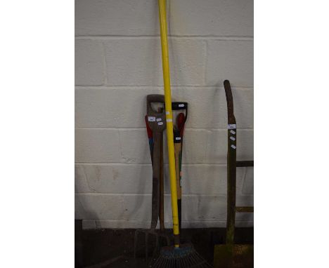 MIXED LOT OF FORKS AND OTHER GARDEN TOOLS