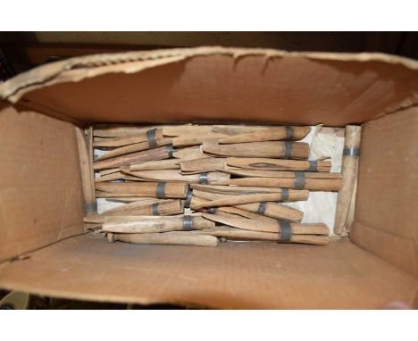 BOX VINTAGE LAUNDRY PEGS