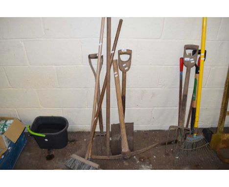 MIXED LOT: PICKAXE AND ASSORTED GARDEN TOOLS