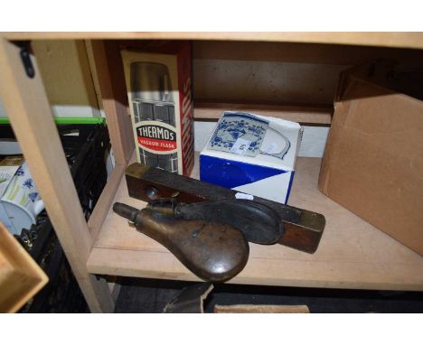 MIXED LOT COMPRISING TWO VINTAGE POWDER OR SHOT FLASKS, A BRASS MOUNTED SPIRIT LEVEL, BOXED HEINEKEN MUG AND A THERMOS FLASK