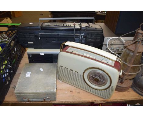 MIXED LOT : VINTAGE BUSH RADIO, VINTAGE PORTABLE RADIO IN CASE, AND THREE OTHERS (5)